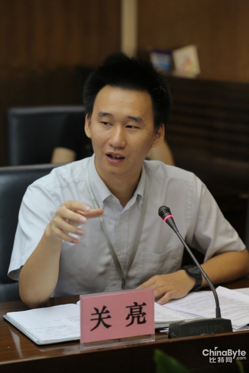 佛山市政府12345热线副主任关亮向媒体介绍12345热线  