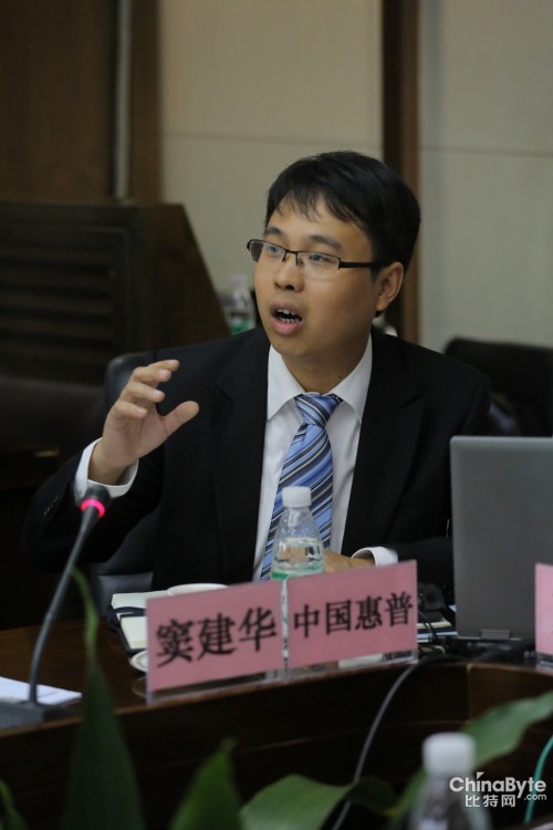 中国惠普有限公司企业集团技术服务部解决方案经理窦建华向媒体介绍惠普综合政务服务体系