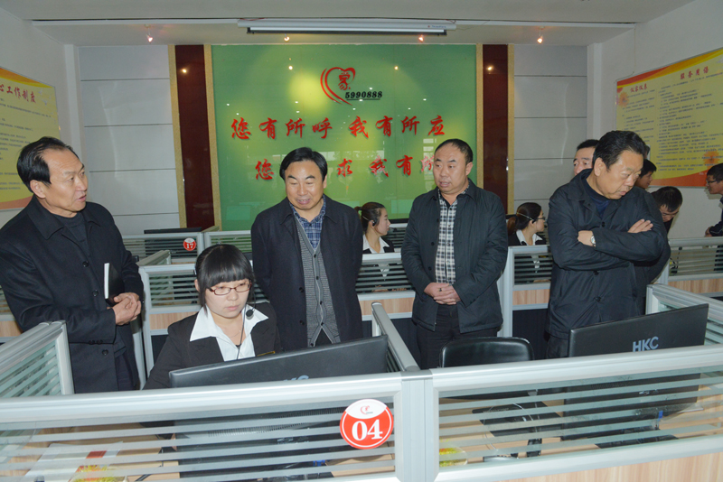 家政服务中心工作人员向安宪局长讲解呼叫流程