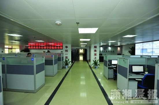 11月26日下午4点左右，长沙市质监局9楼大厅，高高的卡座内，话务员正在接听市民来电。图/滚动新闻记者