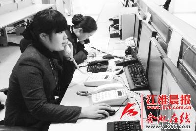 新桥机场广播室内,两名广播员正紧张地工作着。李福凯摄