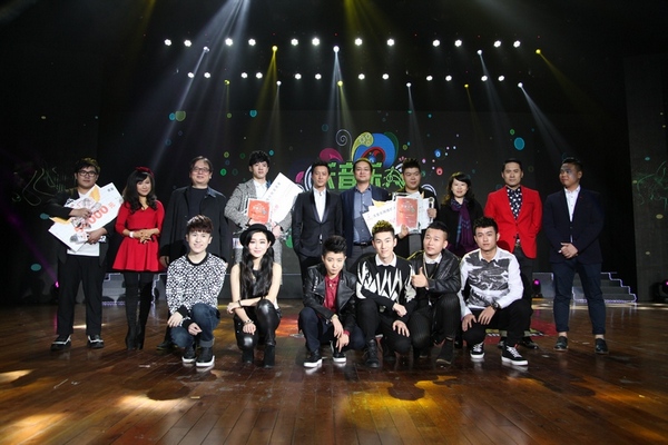 前三名选手合影