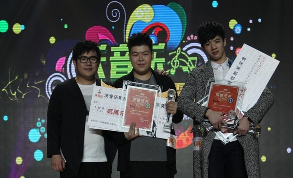 前三名选手合影