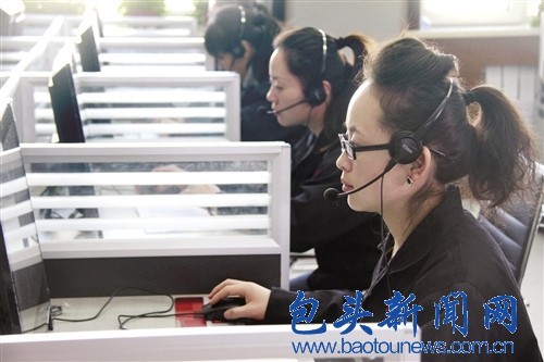 包头市12349便民为老呼叫中心的话务员正在接听电话