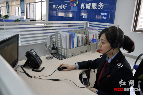 呼叫中心工作人员丁文玉正在接听纳税人打进的电话。