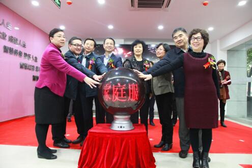 三胞集团总裁杨怀珍(右一)与政府领导们触摸水晶球 开启96338智慧平台