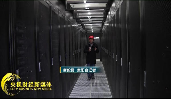 贵州有着凉爽的气候，每年11月到第二年4月的5个多月时间，都可采用自然风对数据机房降温。而与数据机房一墙之隔的地方，就是这些自然风的入口，也被称为新风走道。现在，走道两边的墙上安装了57台风机和900多组新风滤袋，室外的自然风要进入数据机房，首先要经过这些&ldquo;关卡&rdquo;的过滤。